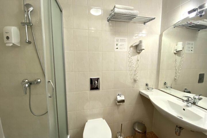Room 11 of 27