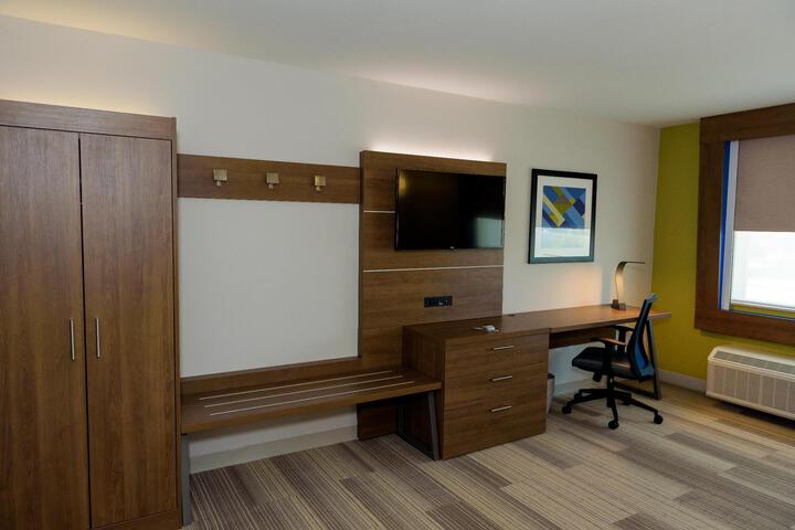 2 Queen Beds (1 of 9)