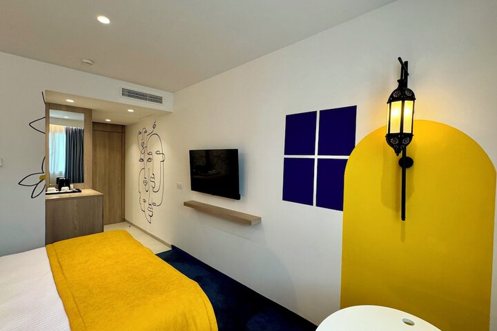 Room 11 of 103