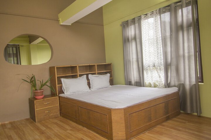 Room 6 of 13