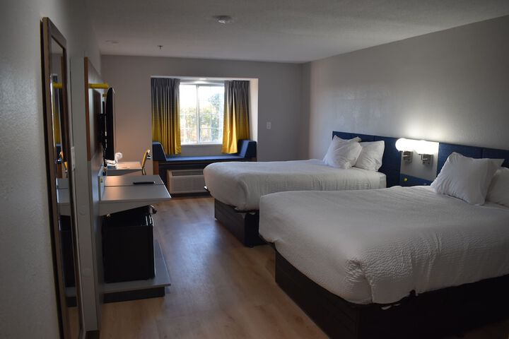 1 Queen Bed Deluxe Accessible Room (10 of 28)