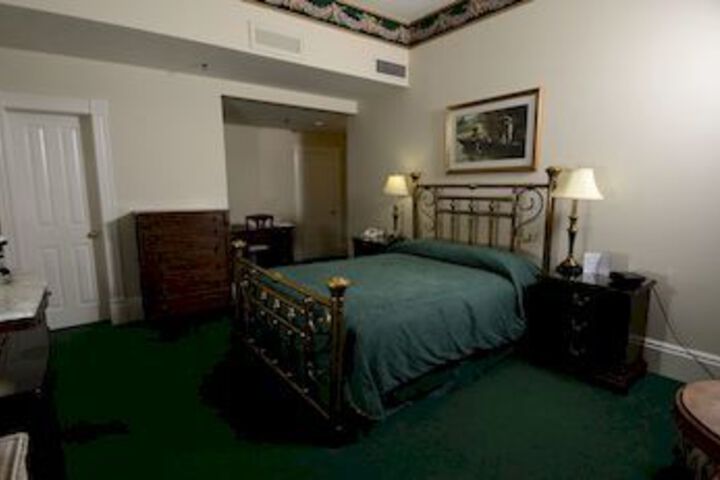 Room 6 of 15