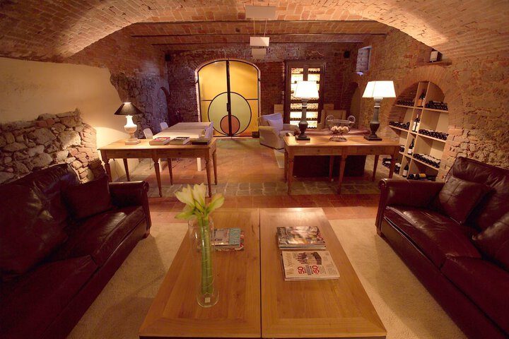 Lounge 51 of 64