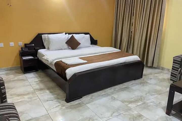 Room 11 of 76