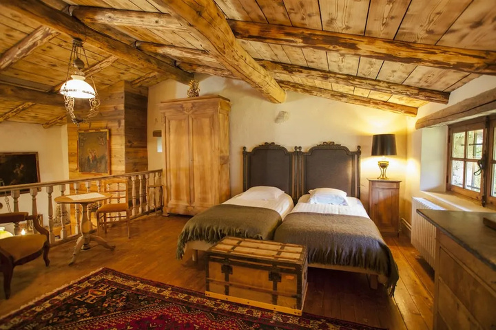 Room 4 of 16