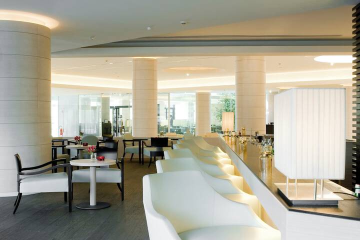 Lounge 54 of 66