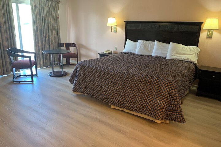 1 King Bed (4 of 12)