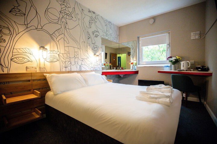 Room 7 of 12