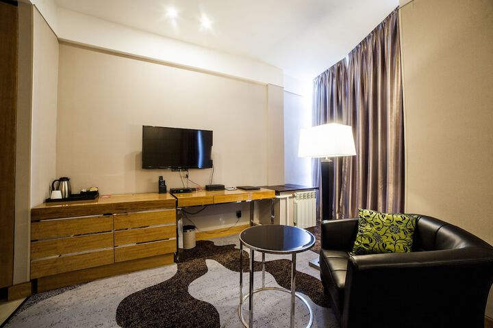 Room 11 of 33
