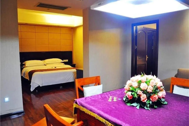 Room 4 of 20