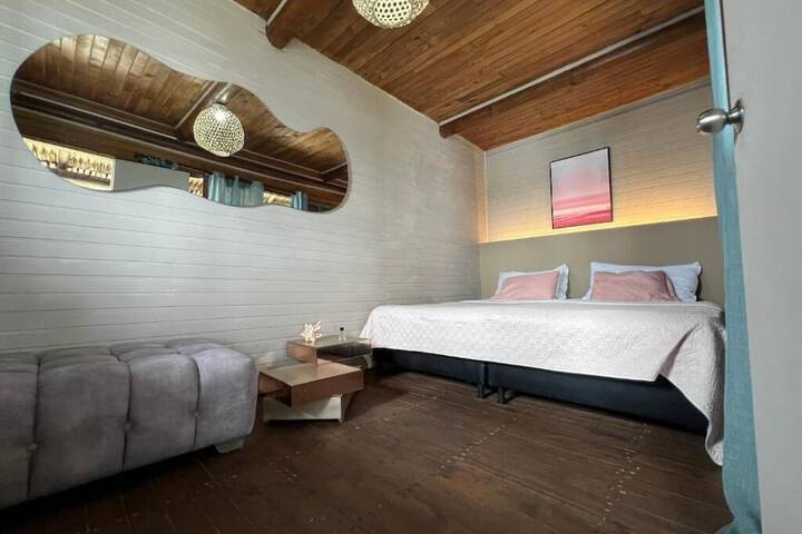 Room 8 of 80