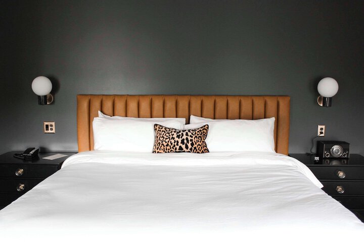 1 King Bed (5 of 10)