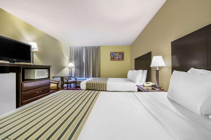 1 Queen Bed Accessible (1 of 15)