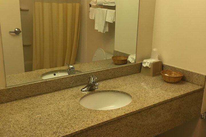 1 Queen Bed (5 of 7)