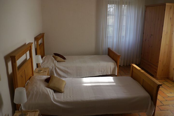 Room 2 of 33
