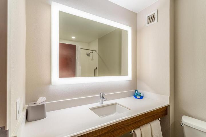 2 Queen Beds Standard Comm Accessible Tub (2 of 9)