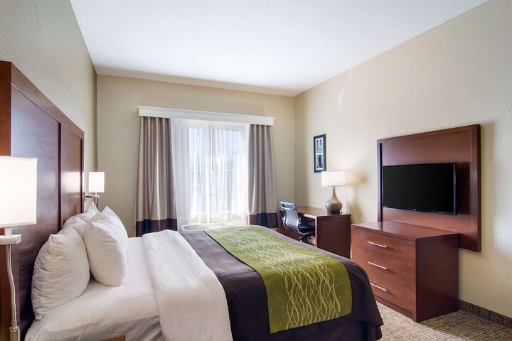 1 King Bed (5 of 17)