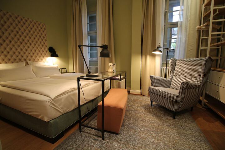 Room 34 of 179