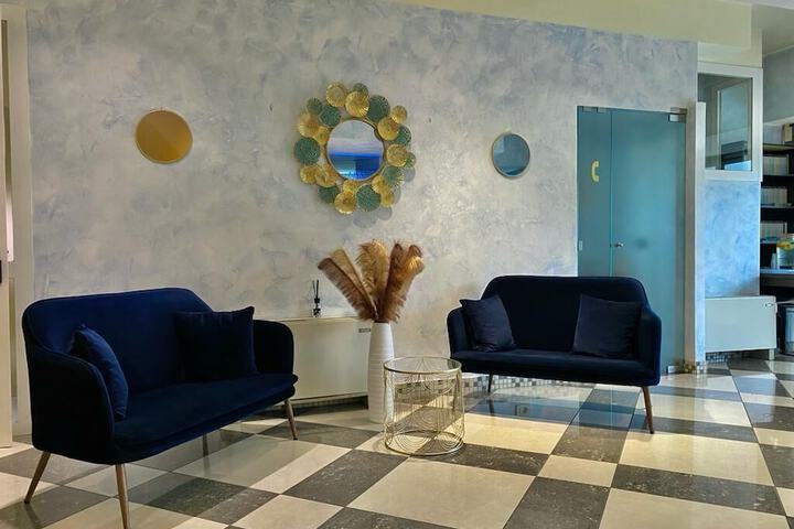 Lobby lounge