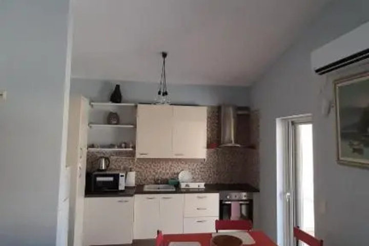Room 6 of 12