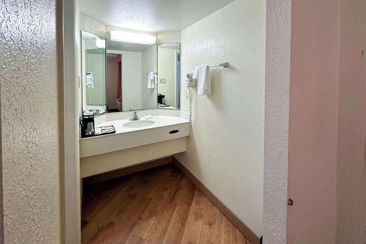 Room 4 of 7