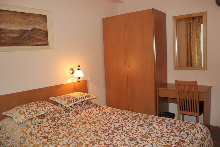 Room 8 of 108