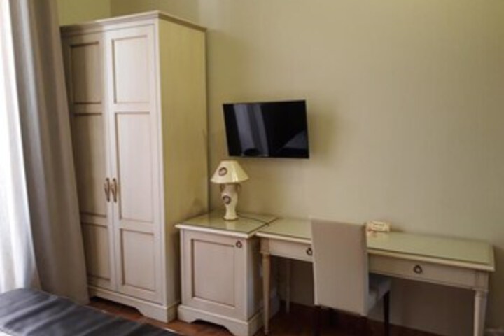Room 10 of 28