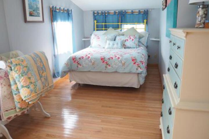 Cozy Cottage-5 minute walk to Priscilla Beach in Plymouth, MA