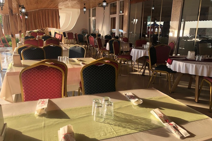 Dining 11 of 24