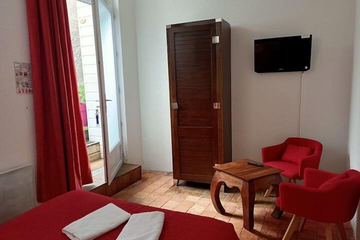 Room 4 of 9