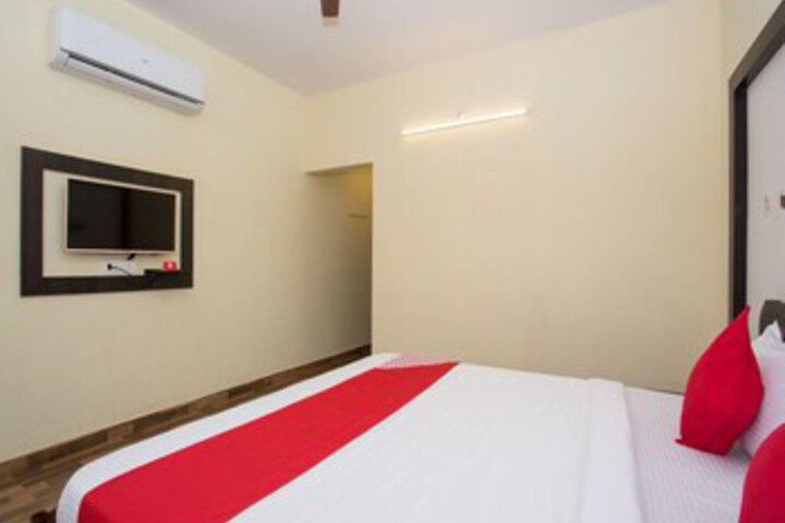 Room 10 of 16