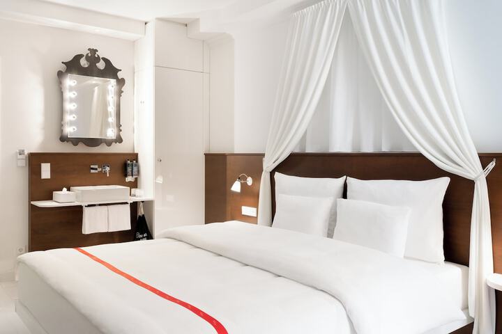 Room 52 of 127