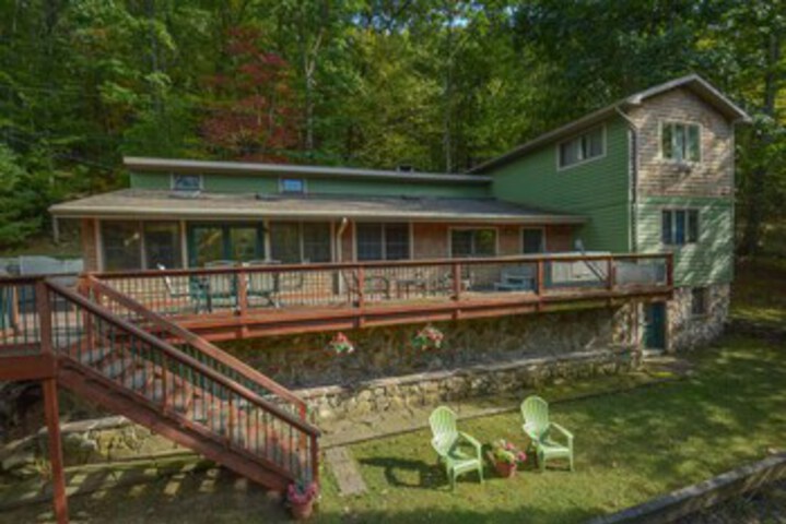 Photo of Oakleaf Lodge 5 Bedroom House