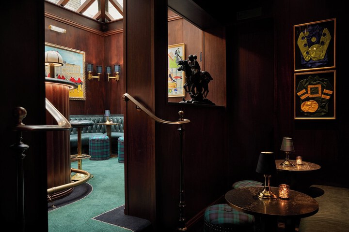 Lounge 221 of 229