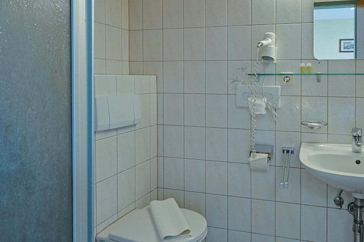 Room 52 of 69