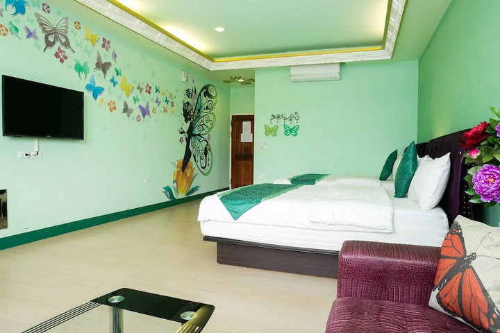Room 5 of 9