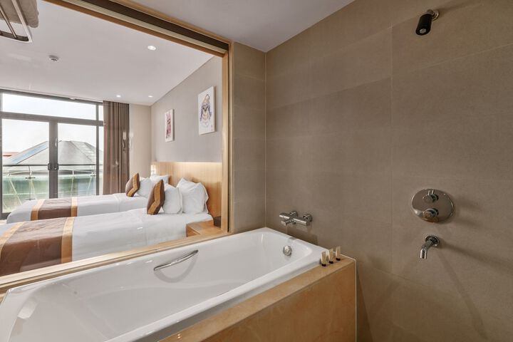 Room 53 of 122