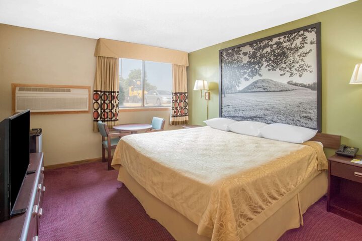 1 King Bed (2 of 11)