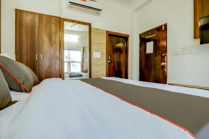 Room 9 of 13