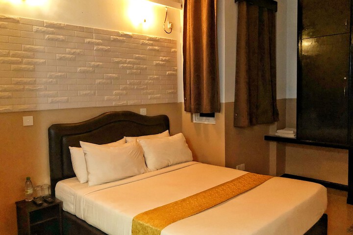 Room 11 of 28