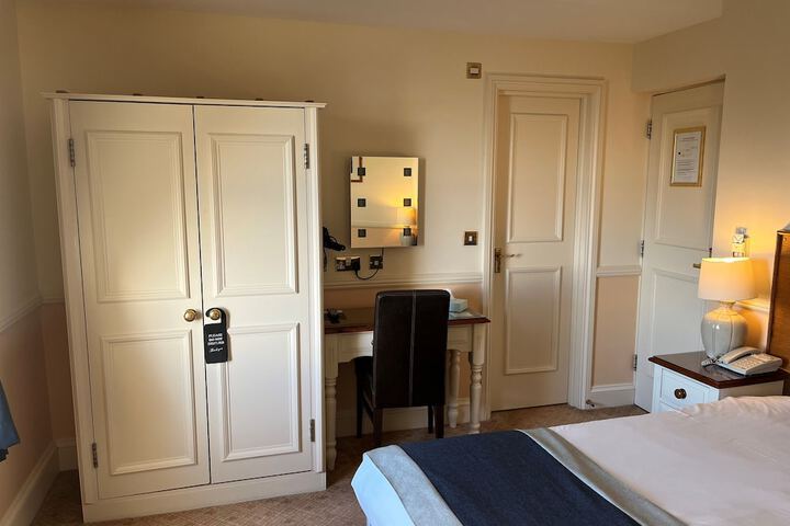 Room 11 of 28