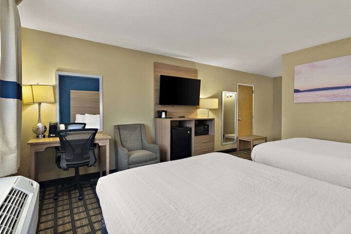 2 Double Beds Accessible (12 of 13)