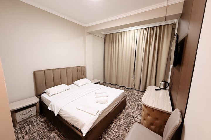 Room 4 of 16