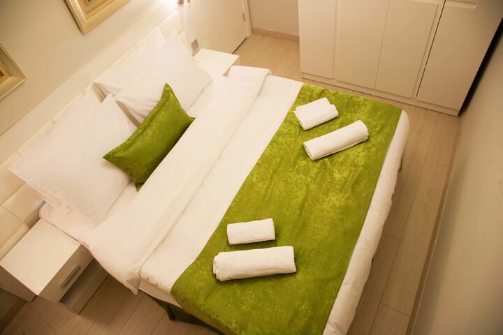 Room 4 of 25