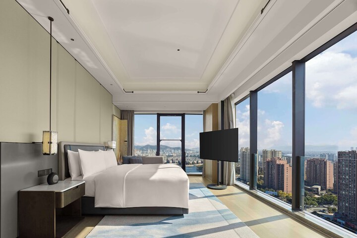 Room 4 of 52
