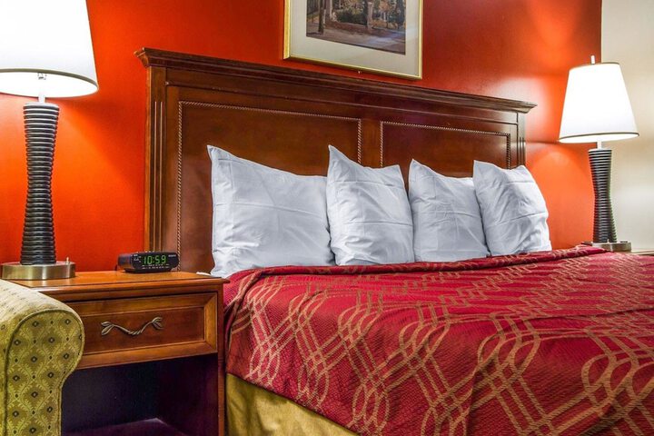1 King Bed (1 of 11)