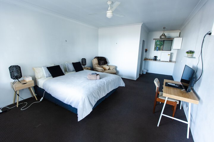Room 6 of 18
