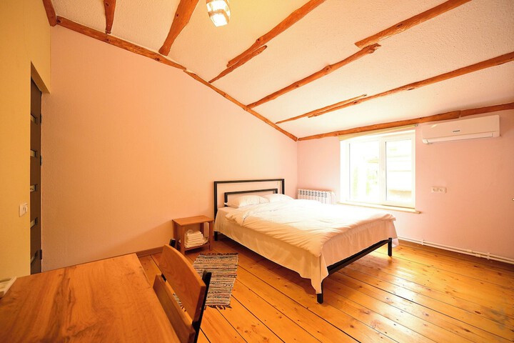Room 6 of 28