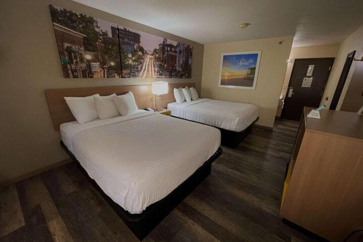 1 Queen Bed (14 of 23)