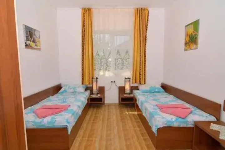 Room 5 of 10